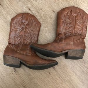 Brown leather cow girl boots